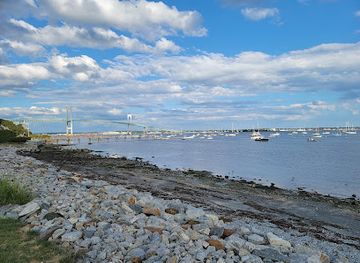 rhode-island/trustom-pond-national-wildlife-refuge/restaurant/jb-s-on-the-water