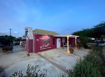 aruba/boca-catalina/restaurant/2-fools-and-a-bull