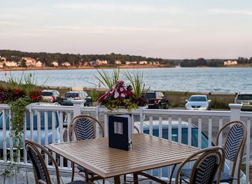 rhode-island/narragansett-bay/restaurant/15-point-road-restaurant-waterfront-dining