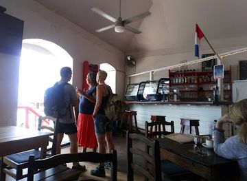 dominica/mero-beach/restaurant/petit-paris-restaurant-bar