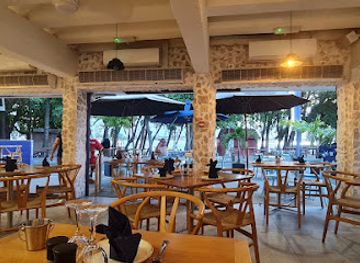 mauritius/grand-baie/restaurant/the-trojan-horse-the-greeks-are-inside