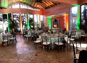 the-bahamas/ragged-island/restaurant/sapodilla-estate