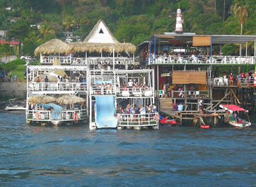 el-salvador/lake-coatepeque/restaurant/restaurante-los-leones