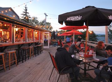 maine/acadia-national-park/restaurant/the-upper-deck-craft-beer-terrace-outdoor-dining-lobster-rolls-burgers