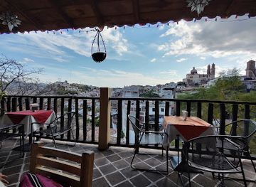 mexico/taxco/restaurant/cafe-media-luna