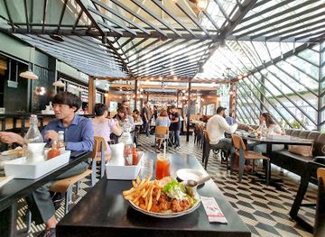 singapore/marina-bay/restaurant/black-tap-craft-burgers-beers