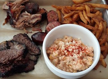 wisconsin/racine/restaurant/blue-bear-que-at-the-nash