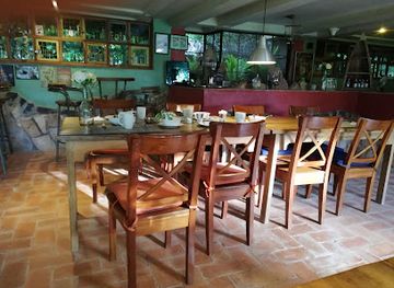 uganda/busoga/restaurant/the-snug