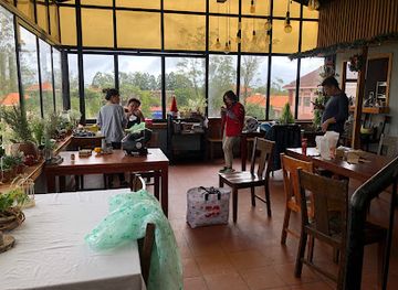 vietnam/dalat/xuan-huong-lake/restaurant/moon-dining