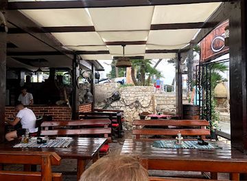 montenegro/ulcinj/restaurant/fratelli