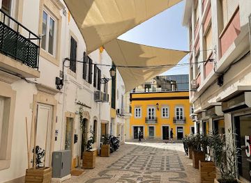 portugal/faro/restaurant/bottle-wine-and-food