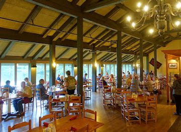 virginia/blue-ridge-parkway/restaurant/peaks-of-otter-lake-view-restaurant