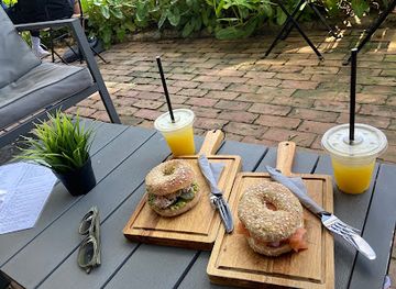 barbados/holetown/restaurant/buzz-box-health-bar