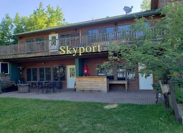 minnesota/lake-superior-s-north-shore/restaurant/skyport-lodge-raven-rock-grill