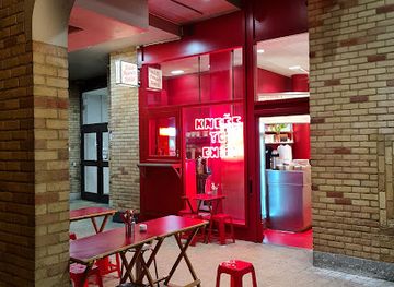 belgium/louvain-la-neuve/restaurant/knees-to-chin