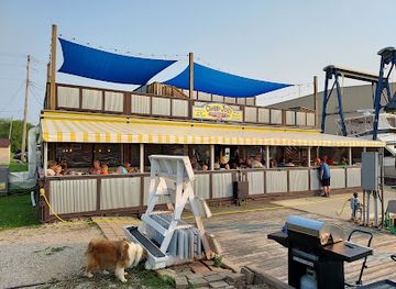 ohio/lake-erie-islands/restaurant/crabby-joe-s-dockside