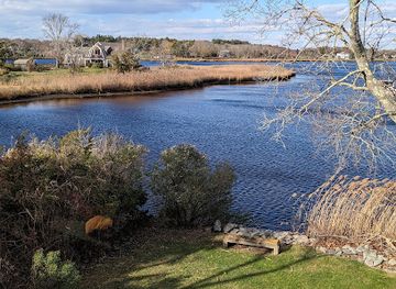 rhode-island/trustom-pond-national-wildlife-refuge/restaurant/the-cooked-goose