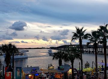 florida/destin-beach/restaurant/harry-t-s-lighthouse