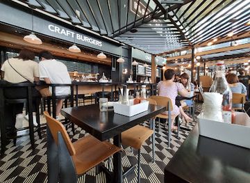 singapore/marina-bay/marina-centre/restaurant/black-tap-craft-burgers-beers