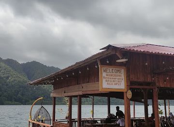 indonesia/raja-ampat/restaurant/mangrove-restaurant-mayalibit-bay