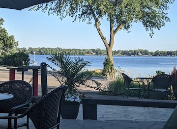 illinois/chain-o-lakes-state-park/restaurant/bobbers-lake-zurich