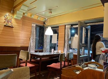 india/darjeeling/mall-road/restaurant/dekevas-restaurant