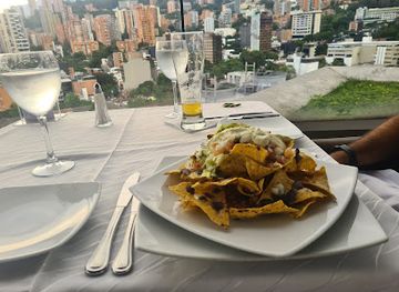 colombia/medellin/restaurant/tony-romas-revolving-restaurant-bar