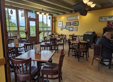 canada/cape-breton-highlands-national-park/restaurant/the-red-shoe