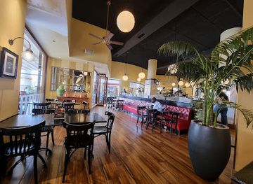 uganda/queen-elizabeth-national-park/restaurant/cafesserie-acacia-mall