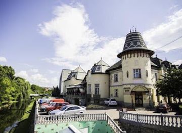 ukraine/pylypets/restaurant/zolota-pava