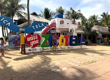 mexico/puerto-escondido/restaurant/junto-al-mar-en-las-rocas
