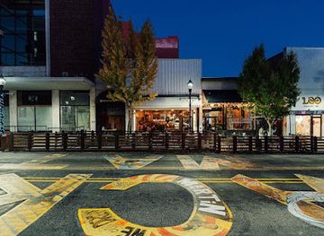 north-carolina/greensboro/downtown-greensboro/restaurant/white-and-wood