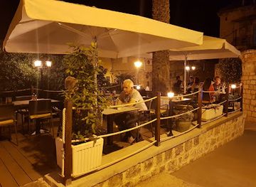 croatia/brac-island/restaurant/apinelo