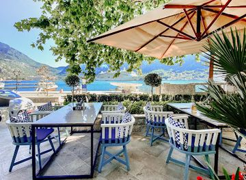 montenegro/bay-of-kotor/restaurant/platanus