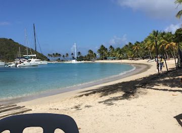 saint-vincent-and-the-grenadines/grenadines/restaurant/roots-lobster-trucking-service