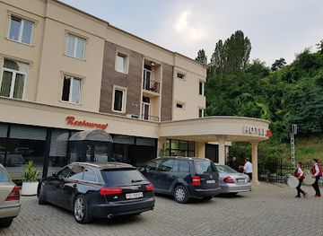 kosovo/mitrovica/restaurant/lux