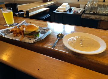 wisconsin/kettle-moraine-state-forest/restaurant/local-press-burger-bar