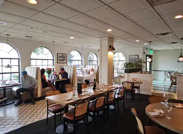Chicanes Restaurant & Bar