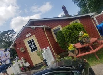 rhode-island/trustom-pond-national-wildlife-refuge/restaurant/sly-fox-den-too-charlestown