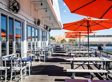 south-carolina/charleston/charleston-waterfront-park/restaurant/fleet-landing-restaurant-bar