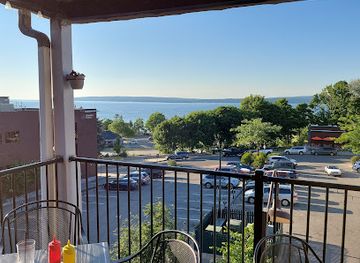 michigan/harbor-springs/restaurant/duffys-garage-grille