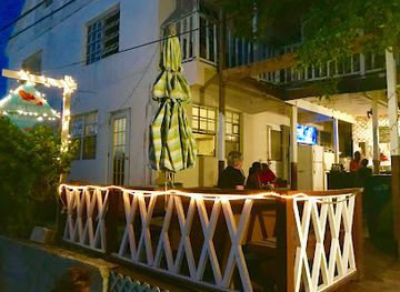 the-bahamas/harbour-island/restaurant/famous-brian-s-bbq