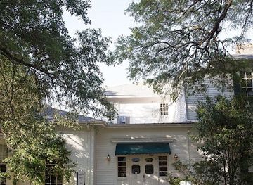 mississippi/natchez/restaurant/the-continental-cook-at-the-carriage-house