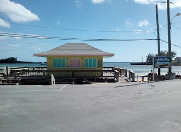 the-bahamas/eleuthera/restaurant/fish-fry-home-of-the-rum-bubba