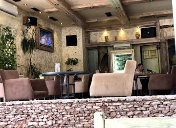 montenegro/bar/restaurant/raccoon-in-the-garden