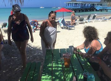 antigua-and-barbuda/dickenson-bay/restaurant/salt-life-tours-beach-bar