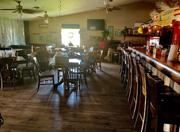 iowa/historic-hills-scenic-byway/restaurant/louie-s-lakeside-bistro-bbq