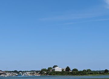 rhode-island/trustom-pond-national-wildlife-refuge/restaurant/the-salt-marsh-pub-raw-bar