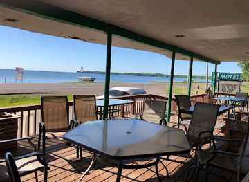 minnesota/mille-lacs-lake/restaurant/twin-pines-restaurant-resort-fishing-launch