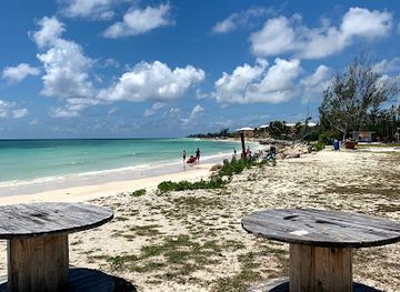 the-bahamas/grand-bahama-island/restaurant/bernie-s-tikihut